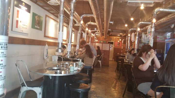 入店時はガラガラでしたが、食べていると外にまで行列が。