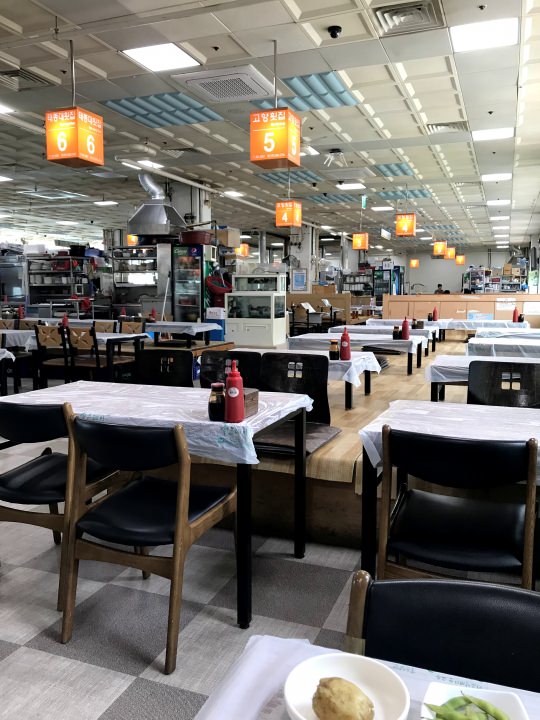 2階の食堂もこんな感じでオレンジの電気（？）がお店の番号替わり