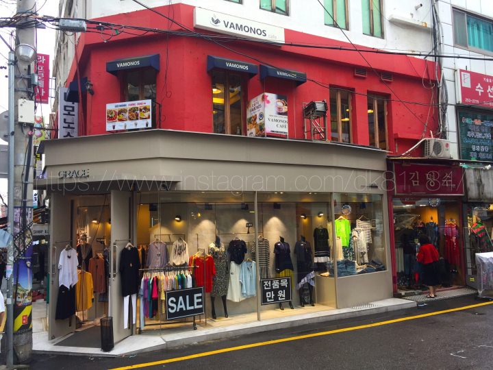 ビルの2階がお店です。