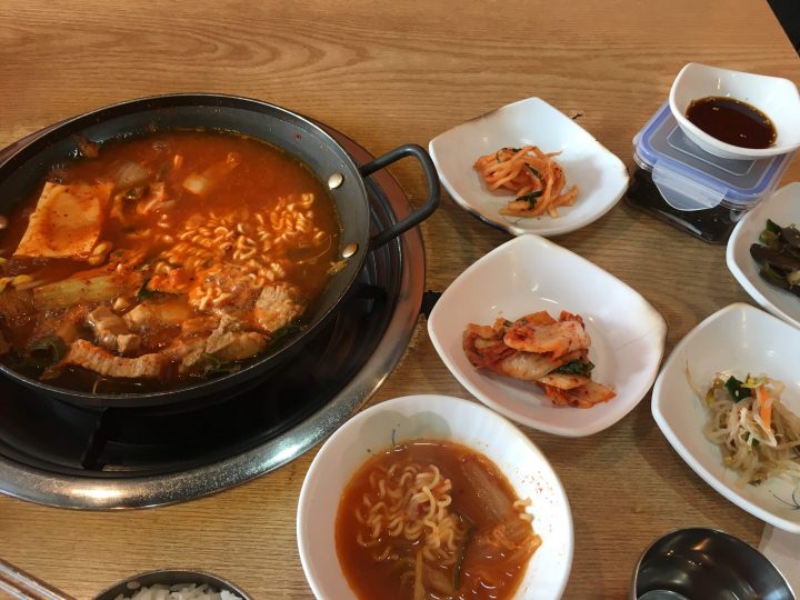 豚肉もゴロゴロいっぱいですし、よく漬かったキムチの味がとても良かったです。