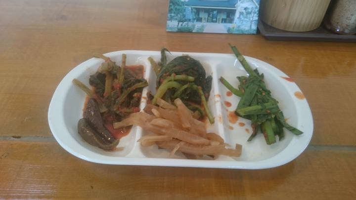 セルフのキムチをとって