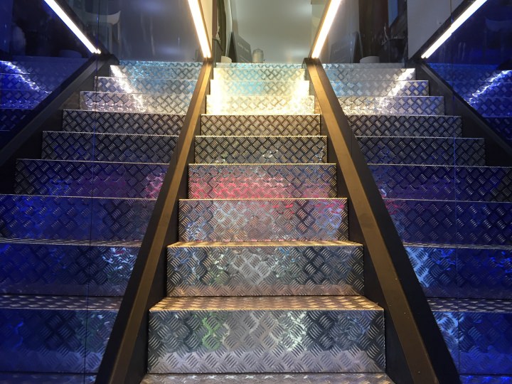 この階段を上がった２階にあります