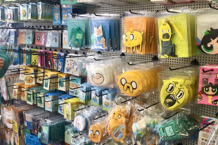 ラゲージタグや顔型のポーチ