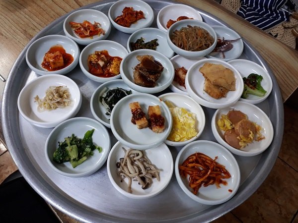 お盆にぎっしりのパンチャン！