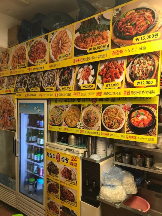 壁メニュー。日本語？もあり、金額もあり、多分明朗会計