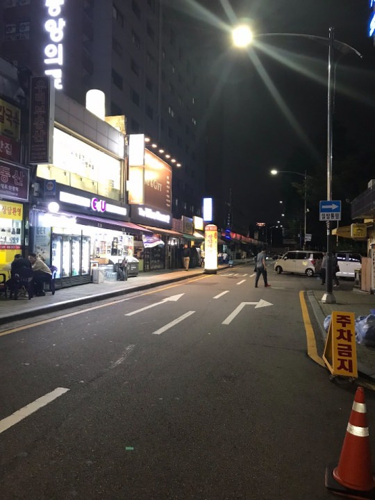 奥は暗がりになりますが、反対方向は賑やかな通りです