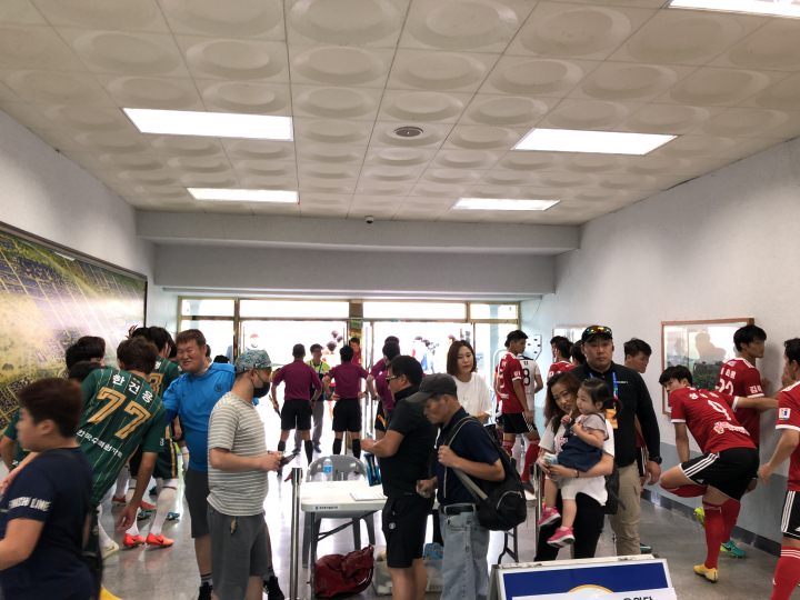 入口は選手と同じなので、試合開始直前はこんな状態