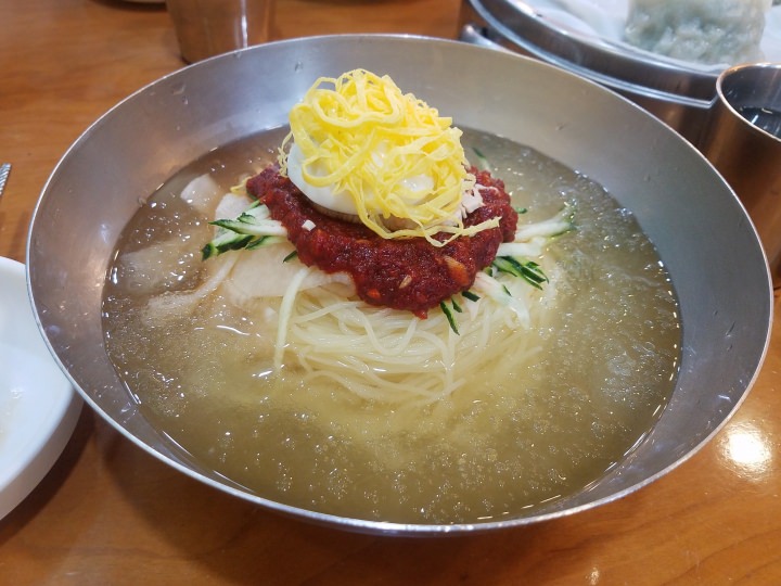 こちらはオリジナルのミルミョン。薬味は初めから載っています。