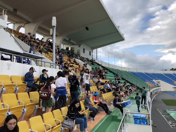 スタンドはやや傾斜がキツイ。