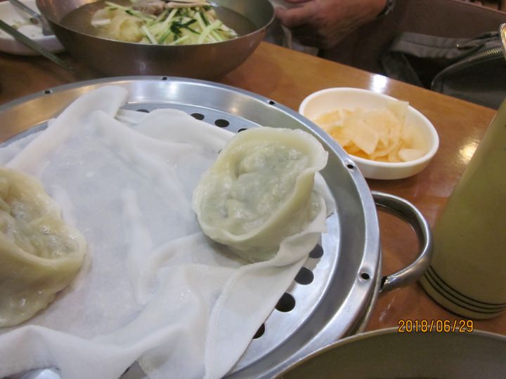 蒸しマンドゥ。食べかけで失礼します。