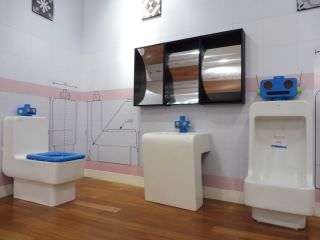 2階特別展示の「ボクもトイレ建築家」にあったロボット便器。かわいい。