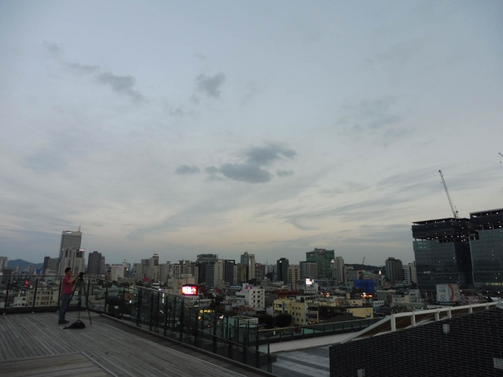 このように三脚まで使って撮影している人も。絶好の撮影スポットである証拠なのかもしれません。