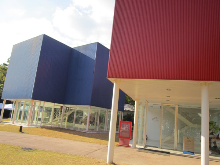 青がピカソ子供美術館、赤が企画展示場