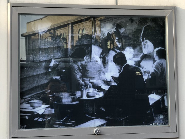 道なりにあります