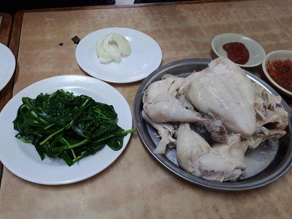 ニラと一緒に鶏肉登場。２つ注文したので、この倍の量出てきました。