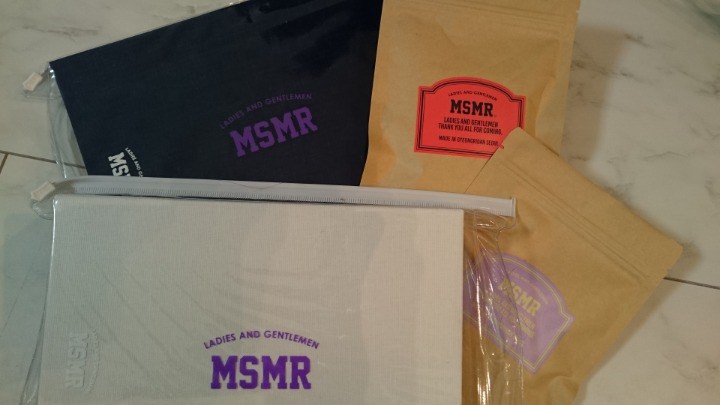 こちらは、左がハードカバーのノート2冊と右はカイロ、他に靴下3足と手袋などをいただきました。