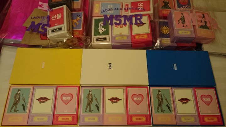 手前の黄、白、青の3足入るBOXは有料ですが、1つずつのものはステッカーと共に選べます。