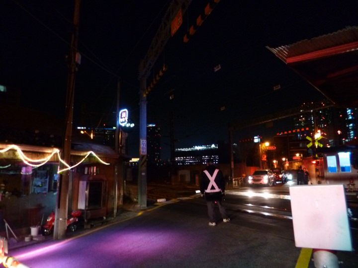 踏切近くのお店の電飾も何か雰囲気があります。