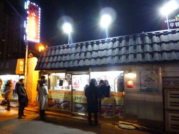 寒い中、長蛇の列が。さすが、人気店ですね!