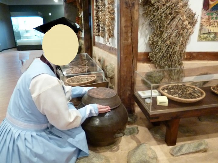 医女になりきり、薬剤を調合。