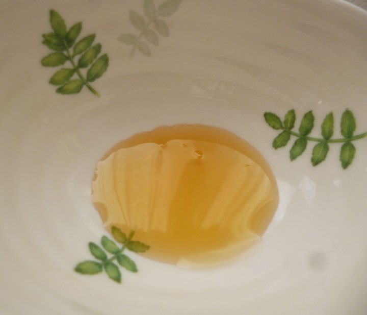 綺麗な黄金色です。たったこれだけ器に入れただけなのに、部屋中が香ばしい香りが漂います。