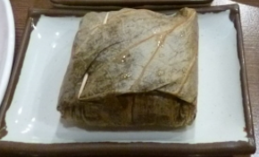 蓮の葉を開けると…それはそれは、美味しそうなご飯が入っています。