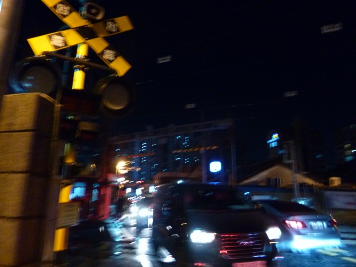 開かずの踏切なので、人も車も大慌てで通ります。