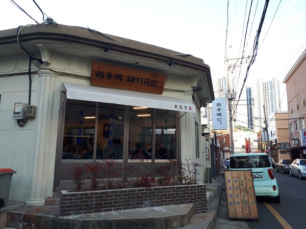 お店の外観。写真右手に入り口があります。