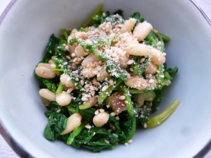 ただのほうれん草のお浸しが…小さじ1杯のごま油と、中部市場の松の実1つまみで、風味豊かな豪華な一品に変身!