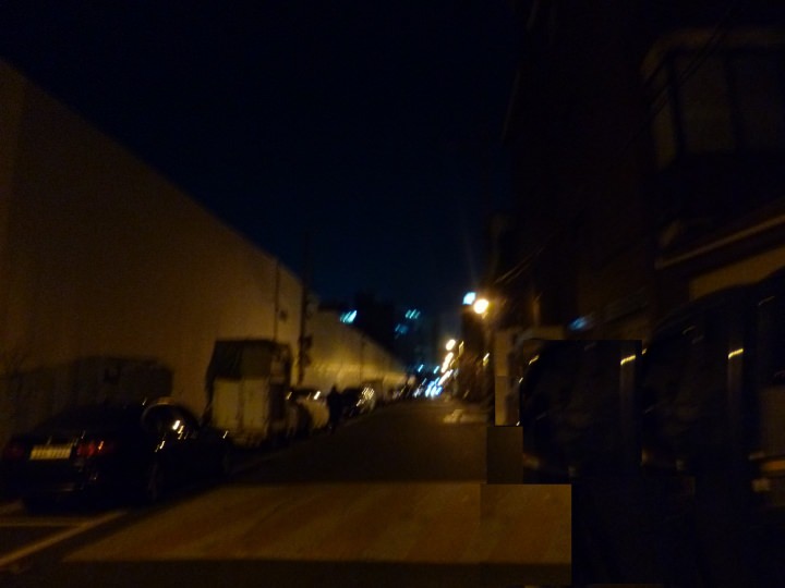 この壁沿いを歩けば龍山駅に着きます。