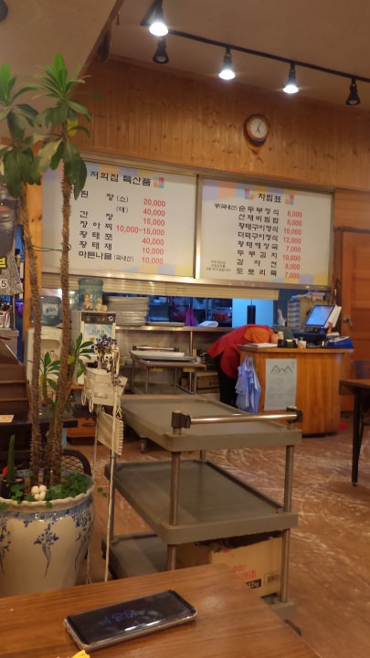 豆腐は勿論、味噌類、醤油類、乾燥山草類、漬物なども全部手作りして販売中。