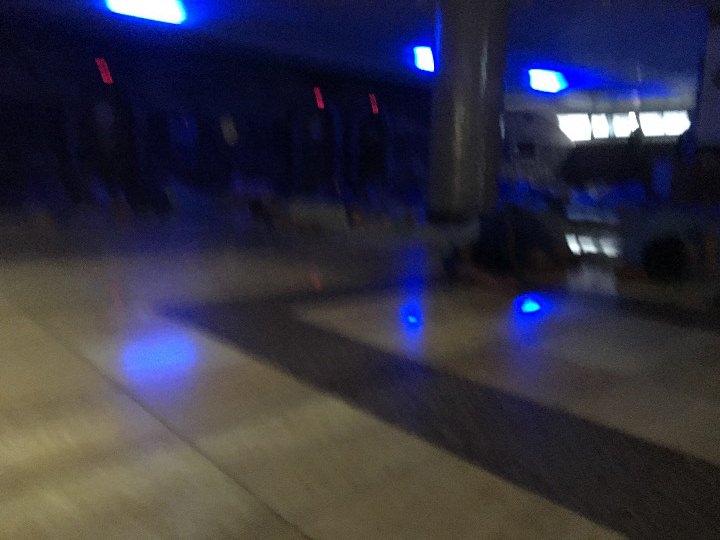 室内が暗すぎて、手振れひどいです。