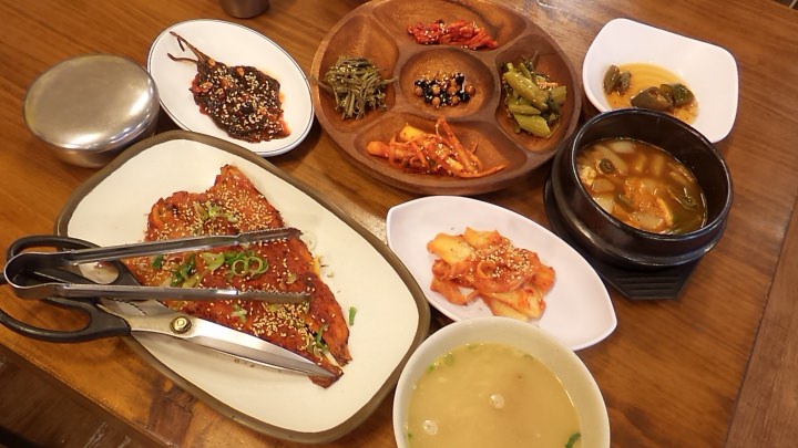 ファンテ定食、大きい魚です。初めて食べたセロリの漬物が2種、醤油味とキムチ味でした。