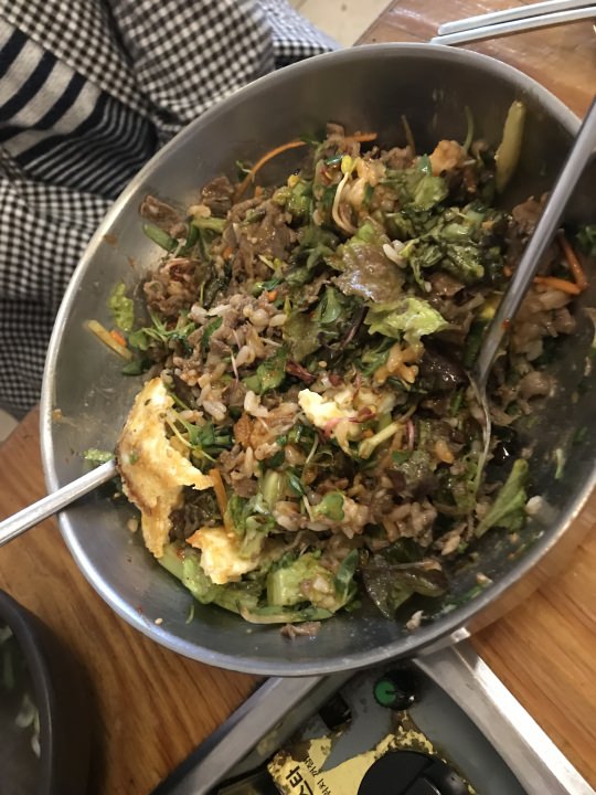 新作野菜ピビンパッの完成形。具材の野菜を私がハサミ✂️で細かく切っている姿をご主人がじっ〜とみていて、それが終わるとご主人がご飯を投入し見事な手さばきで混ぜてくれました(笑)