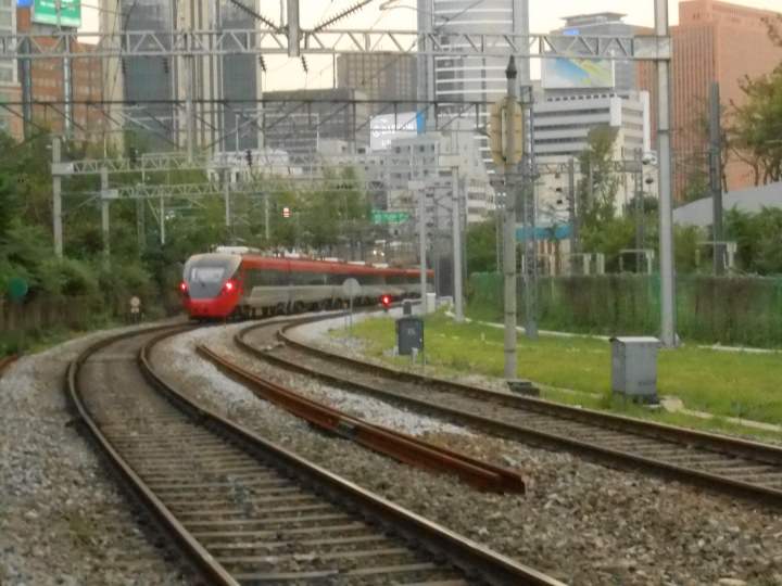 カーブの先がソウル駅です