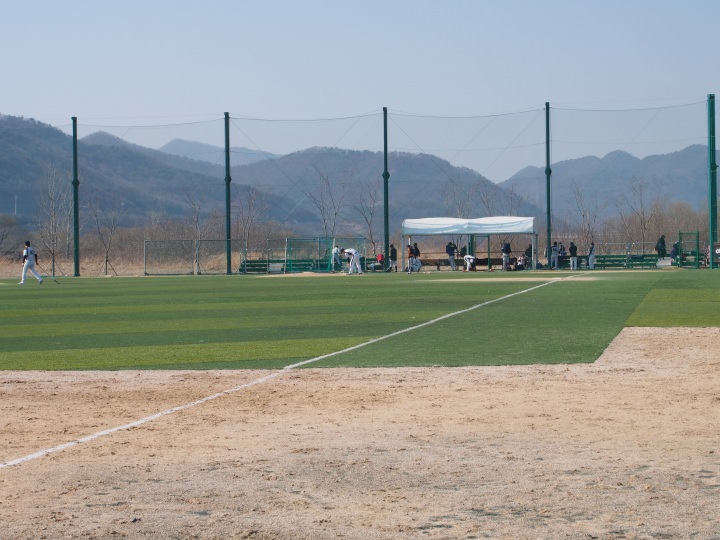 同。「カン・ミノ球場」。元ロッテ・ジャイアンツのカン・ミノ選手の寄付で作られたそうです。