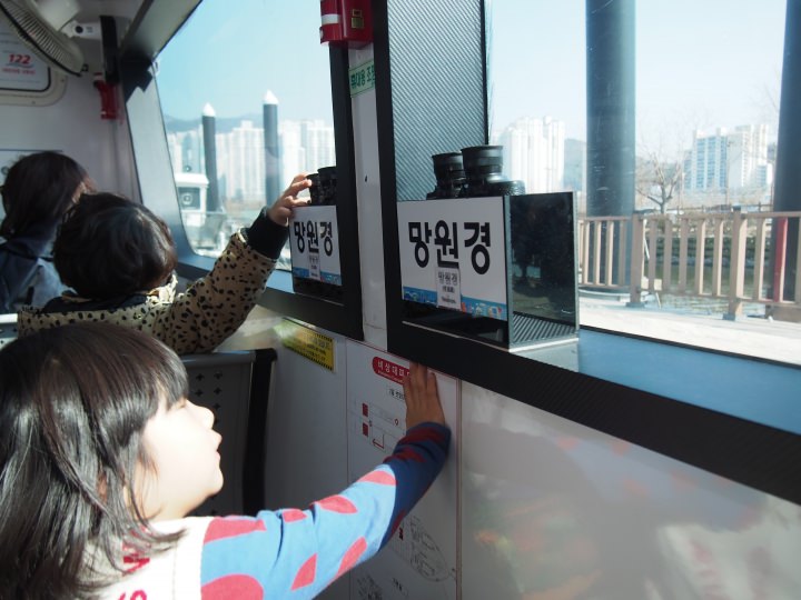 船内に備えつけられている双眼鏡。