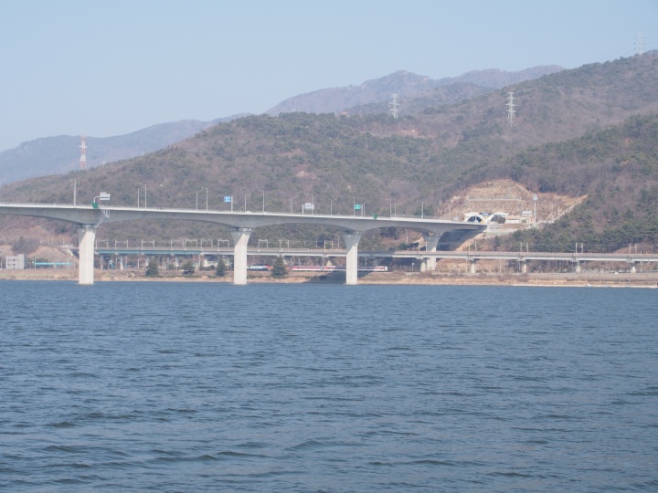 橋の下辺りに京釜線の列車が見えます。