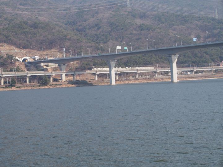 都市鉄道2号線が走っています。