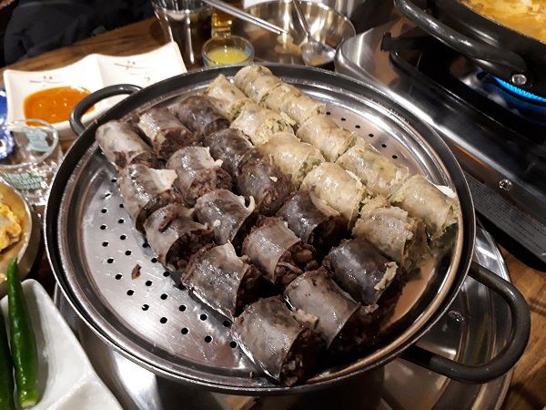 スンデ盛合せは、白黒2種。