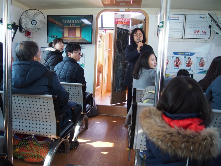 解説士の女性が説明しています。