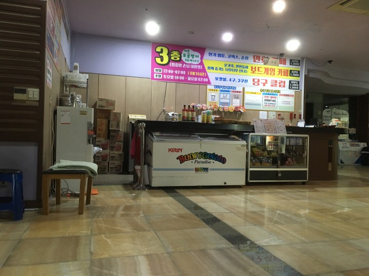 売店は２２時ころ閉店しました