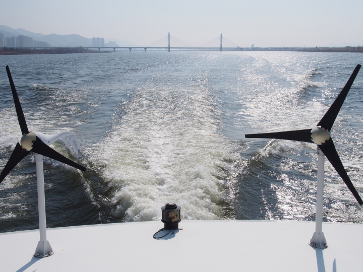 白い航跡を引いて進んで行きます。