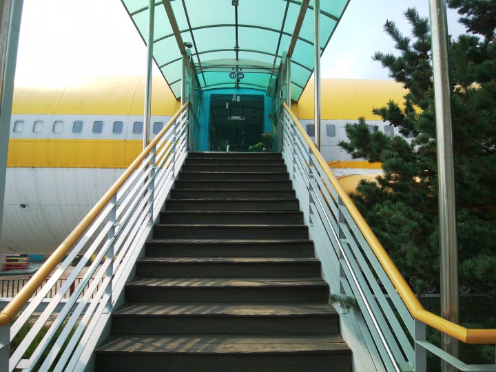 タラップを上がって