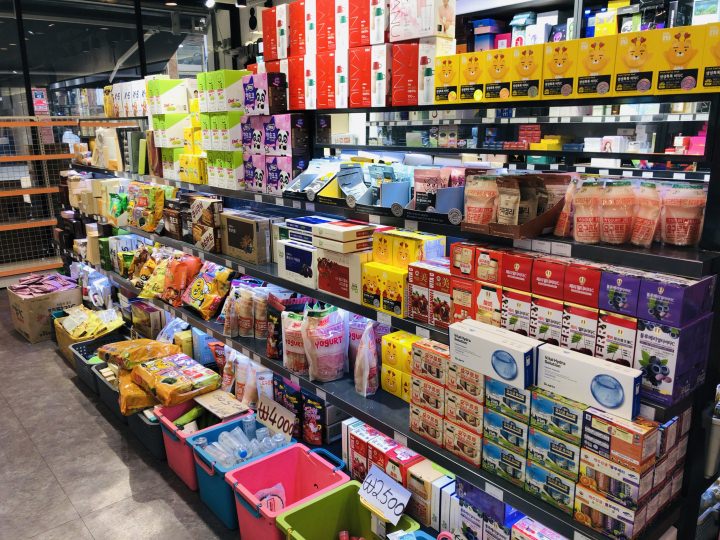 お菓子はそんなに多くは無いけど、販売されていました☆