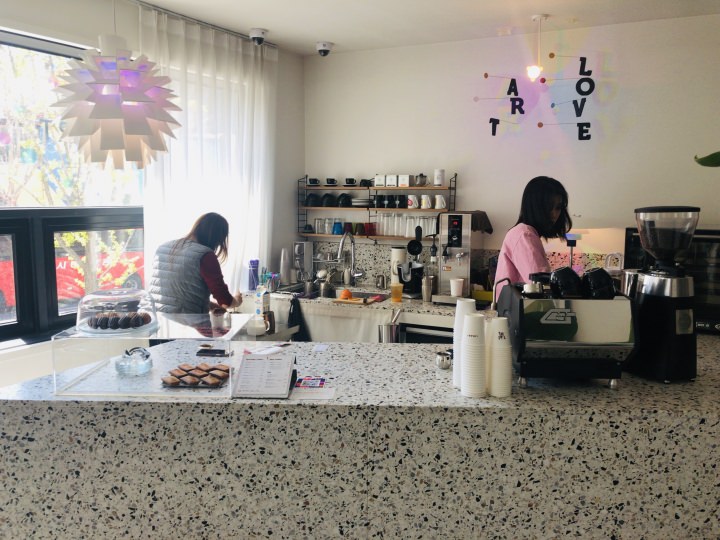 注文カウンターの様子・・・ 左上に見える証明は何で出来ているんだろう(゜д゜;)！？