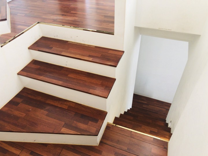 ２階へ上がる階段は、段差低め・天井も低めでした;;汗