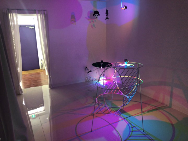 音楽が流れている小さなお部屋からは、不思議な色合いのライトが！！