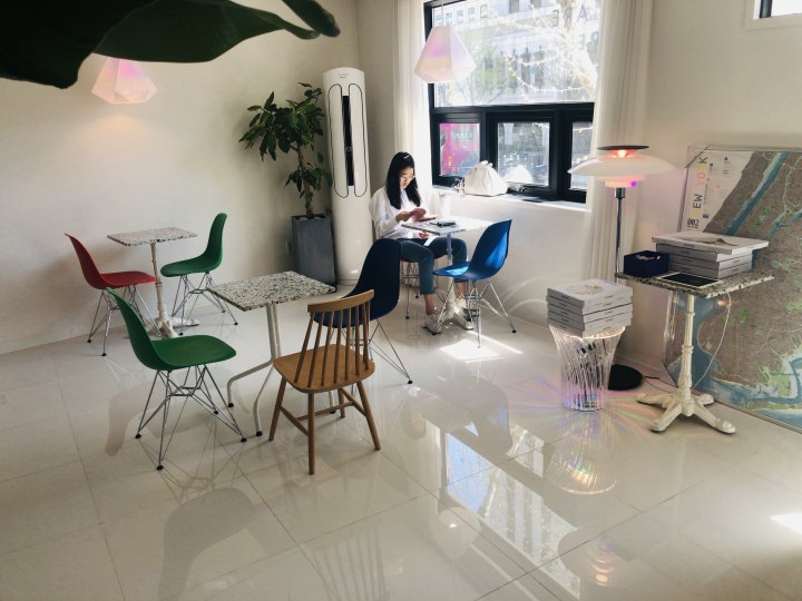 １階席、ライトからピンク色の照明が＊＊