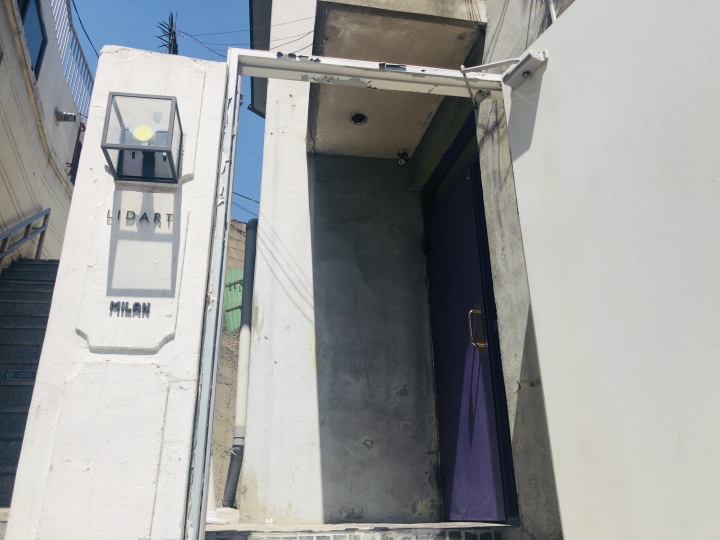 階段を上がると２階にお店の入口が☆